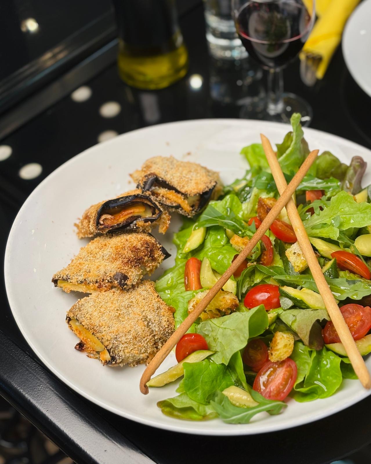 Photo montrant un plat typiquement italien de Rouleaux d’aubergines farcies au jambon et fromage accompagné de salade composée ou pâtes au choix servi au caffe corto à Paris 8 Madeleine 11 rue Tronchet